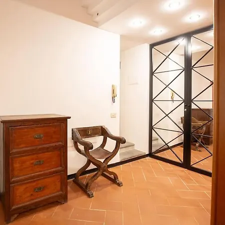 Benci In Apartment